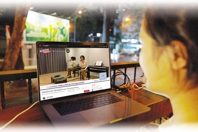 Bạn trẻ xem liveshow âm nhạc trực tuyến “Kiên cường Việt Nam” gây quỹ phòng, chống Covid-19, tối 25.4 /// Ảnh: Ngọc Dương