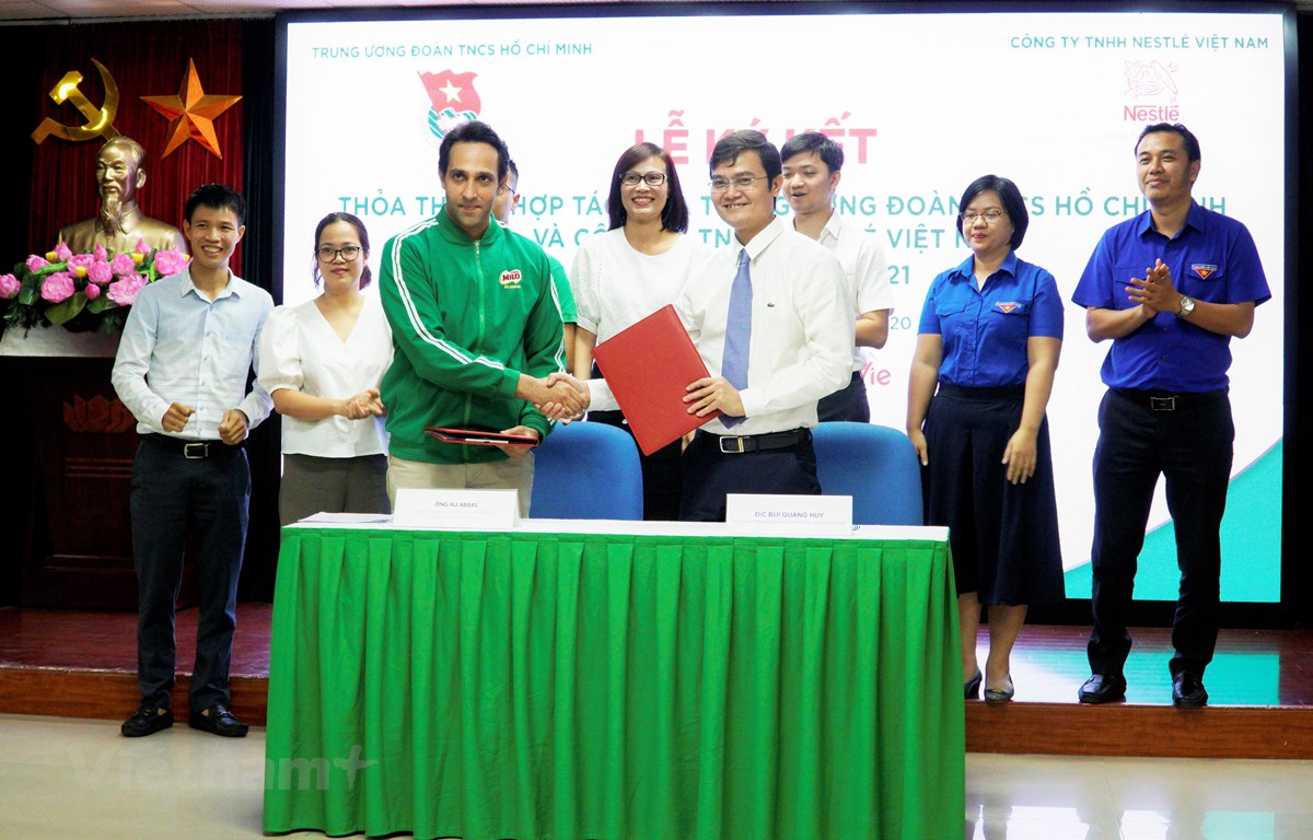 Đại diện lãnh đạo T.Ư Đoàn TNCS Hồ Chí Minh và Nestle Việt Nam trao biên bản ký kết hợp tác, giai đoạn 2020-2021. (Ảnh: Minh Hiếu/Vietnam+)