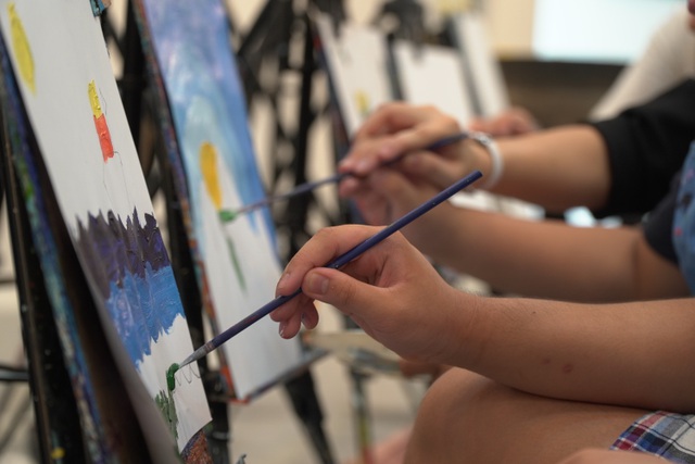 Bức tranh sặc sỡ sắc màu của những họa sĩ nhí tự kỷ - 5