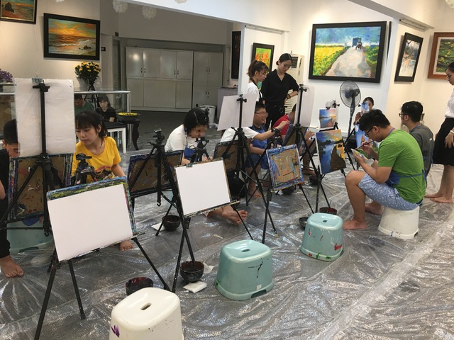 Bức tranh sặc sỡ sắc màu của những họa sĩ nhí tự kỷ - 1