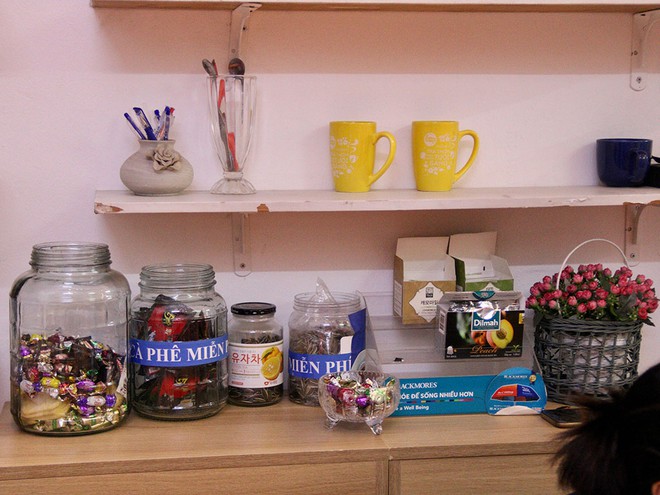 Thư viện sách miễn phí người đọc còn được phục vụ cả bánh, cà phê - ảnh 6