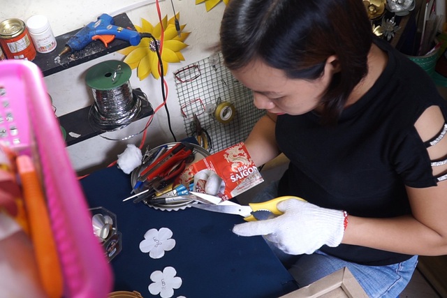 Gặp nữ họa sĩ khiến lon bia “nở” hoa sen - 2