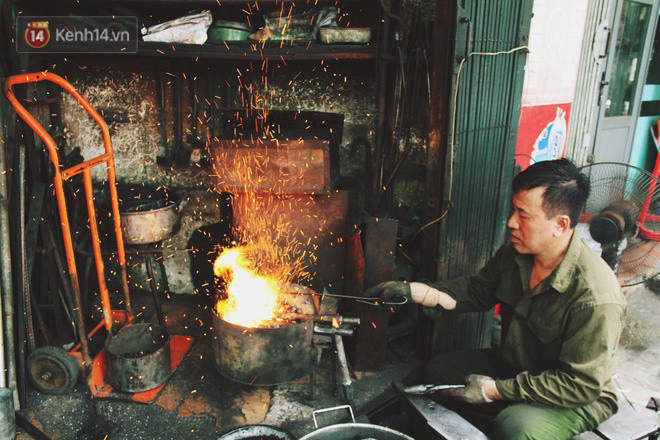 Chuyện người thợ cuối cùng ở phố Lò Rèn: Vẫn mướt mồ hôi "quai búa đỏ lửa" giữa nắng nóng 40 độ của Hà Nội - Ảnh 6.