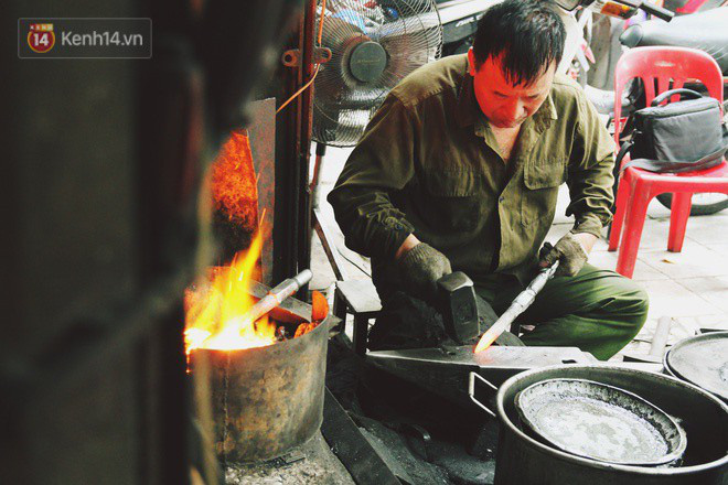 Chuyện người thợ cuối cùng ở phố Lò Rèn: Vẫn mướt mồ hôi "quai búa đỏ lửa" giữa nắng nóng 40 độ của Hà Nội - Ảnh 6.