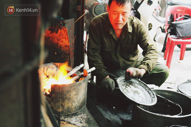 Chuyện người thợ cuối cùng ở phố Lò Rèn: Vẫn mướt mồ hôi "quai búa đỏ lửa" giữa nắng nóng 40 độ của Hà Nội - Ảnh 6.