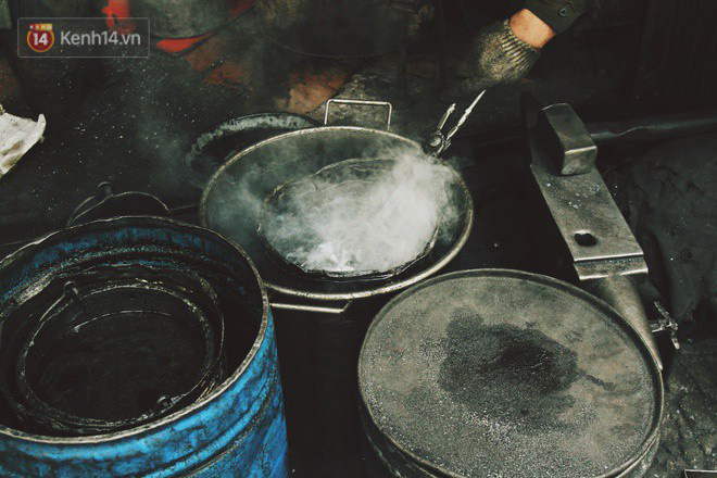 Chuyện người thợ cuối cùng ở phố Lò Rèn: Vẫn mướt mồ hôi "quai búa đỏ lửa" giữa nắng nóng 40 độ của Hà Nội - Ảnh 7.