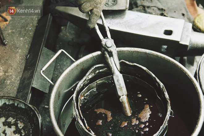 Chuyện người thợ cuối cùng ở phố Lò Rèn: Vẫn mướt mồ hôi "quai búa đỏ lửa" giữa nắng nóng 40 độ của Hà Nội - Ảnh 7.