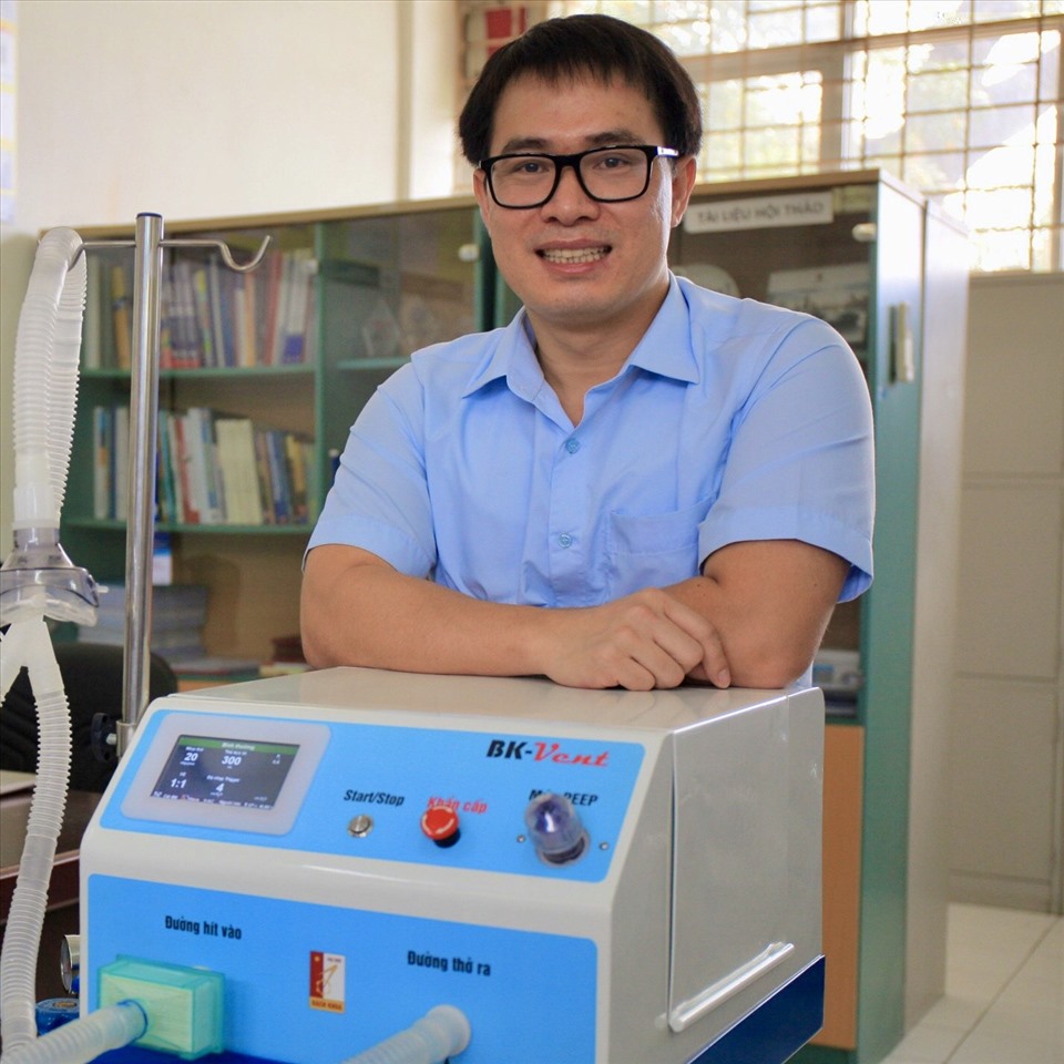PGS. Vũ Duy Hải và máy thở BK-Vent. Ảnh: Dũng Đặng