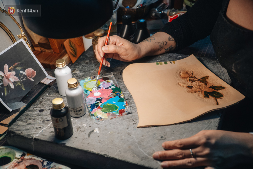 Bỏ công việc thiết kế, cô gái Hà Nội bắt đầu sự nghiệp điêu khắc kỳ lạ từ... miếng da vụn được cho - Ảnh 13.