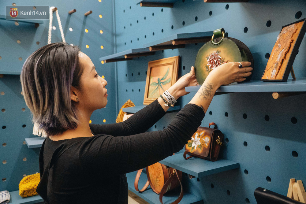 Bỏ công việc thiết kế, cô gái Hà Nội bắt đầu sự nghiệp điêu khắc kỳ lạ từ... miếng da vụn được cho - Ảnh 18.