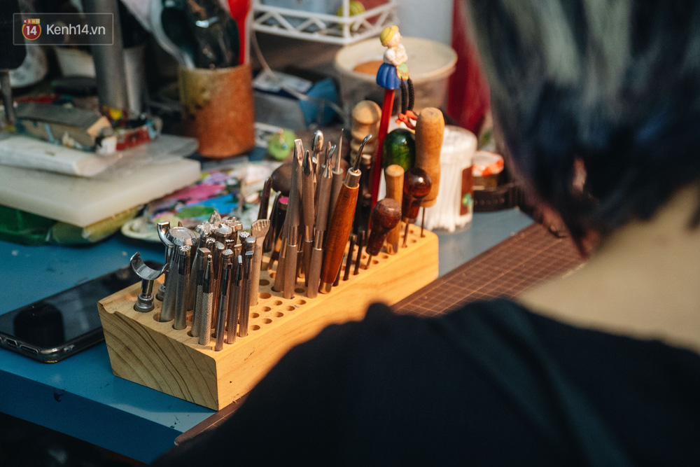 Bỏ công việc thiết kế, cô gái Hà Nội bắt đầu sự nghiệp điêu khắc kỳ lạ từ... miếng da vụn được cho - Ảnh 6.