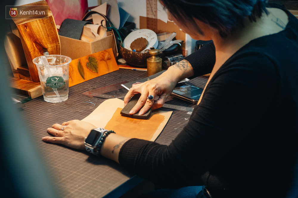 Bỏ công việc thiết kế, cô gái Hà Nội bắt đầu sự nghiệp điêu khắc kỳ lạ từ... miếng da vụn được cho - Ảnh 8.