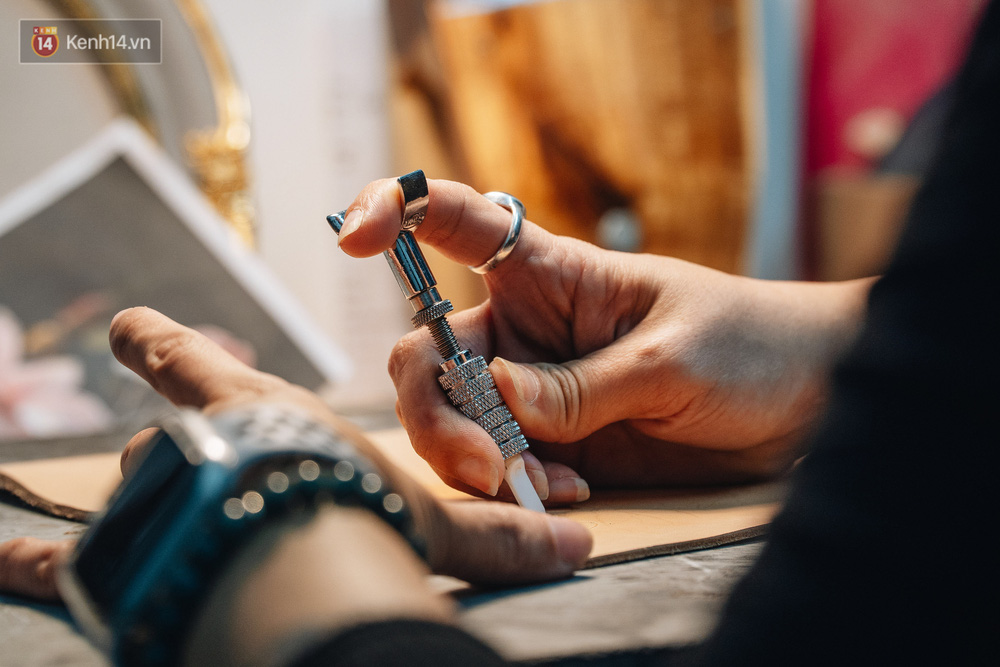 Bỏ công việc thiết kế, cô gái Hà Nội bắt đầu sự nghiệp điêu khắc kỳ lạ từ... miếng da vụn được cho - Ảnh 10.