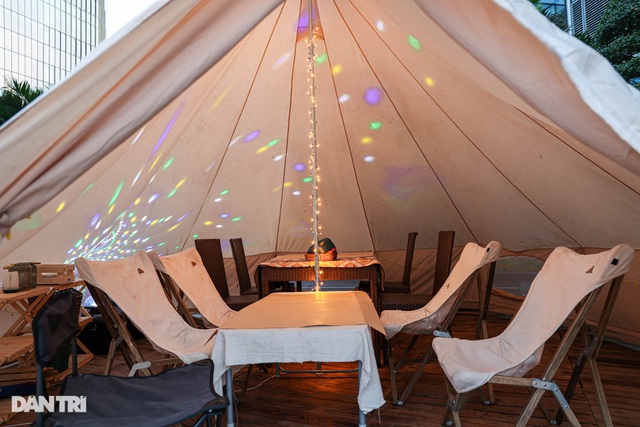 Người Hà Nội chi tiền triệu cắm trại trên nóc tòa nhà cao tầng - 2