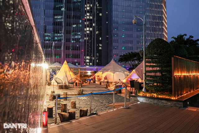 Người Hà Nội chi tiền triệu cắm trại trên nóc tòa nhà cao tầng - 4