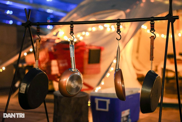 Người Hà Nội chi tiền triệu cắm trại trên nóc tòa nhà cao tầng - 6