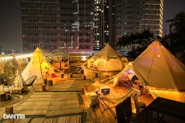 Người Hà Nội chi tiền triệu cắm trại trên nóc tòa nhà cao tầng - 7