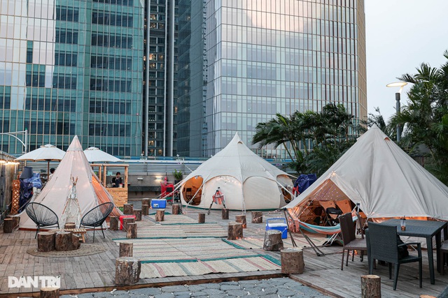 Người Hà Nội chi tiền triệu cắm trại trên nóc tòa nhà cao tầng - 1