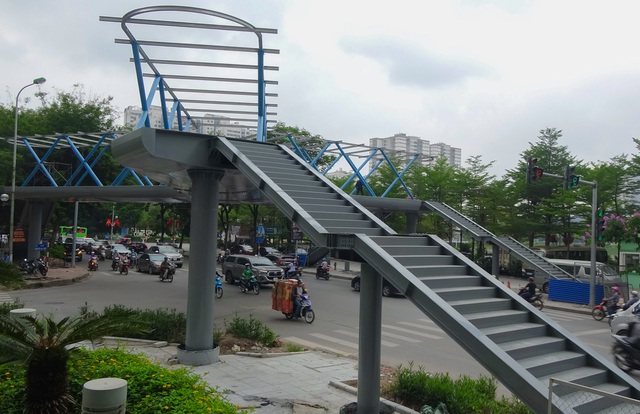 Thích thú với cây cầu vượt sang đường hình chữ Y, độc lạ nhất Hà Nội - 2