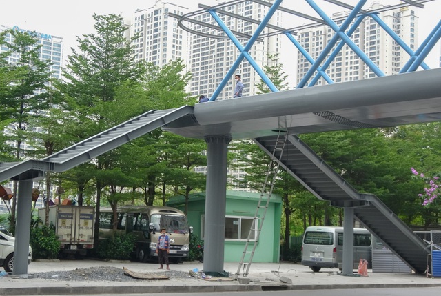 Thích thú với cây cầu vượt sang đường hình chữ Y, độc lạ nhất Hà Nội - 3