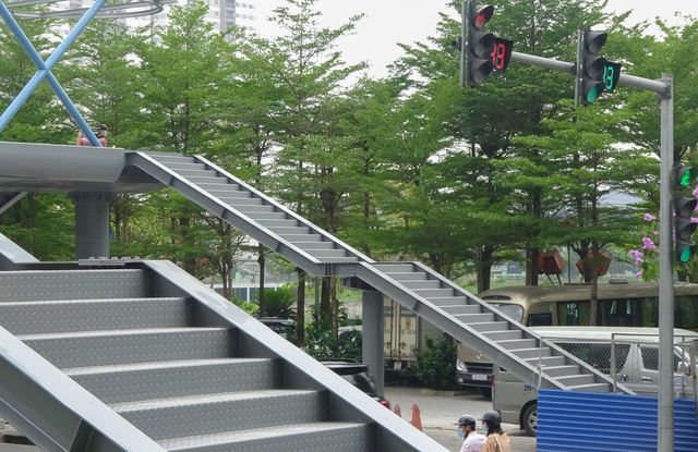 Thích thú với cây cầu vượt sang đường hình chữ Y, độc lạ nhất Hà Nội - 4