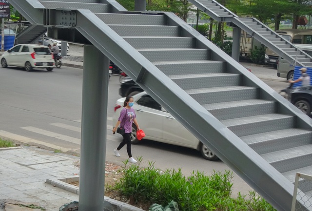 Thích thú với cây cầu vượt sang đường hình chữ Y, độc lạ nhất Hà Nội - 7