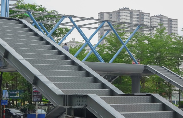 Thích thú với cây cầu vượt sang đường hình chữ Y, độc lạ nhất Hà Nội - 8