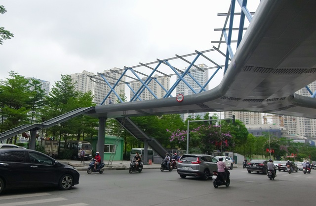 Thích thú với cây cầu vượt sang đường hình chữ Y, độc lạ nhất Hà Nội - 9