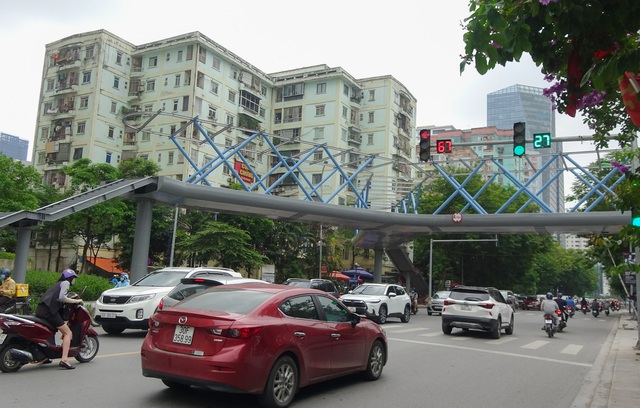 Thích thú với cây cầu vượt sang đường hình chữ Y, độc lạ nhất Hà Nội - 10