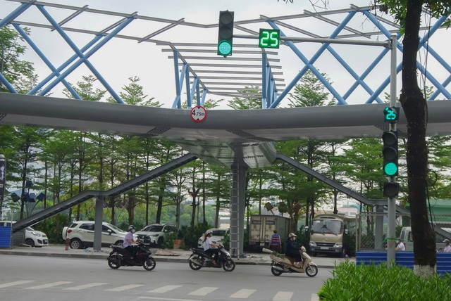 Thích thú với cây cầu vượt sang đường hình chữ Y, độc lạ nhất Hà Nội - 1