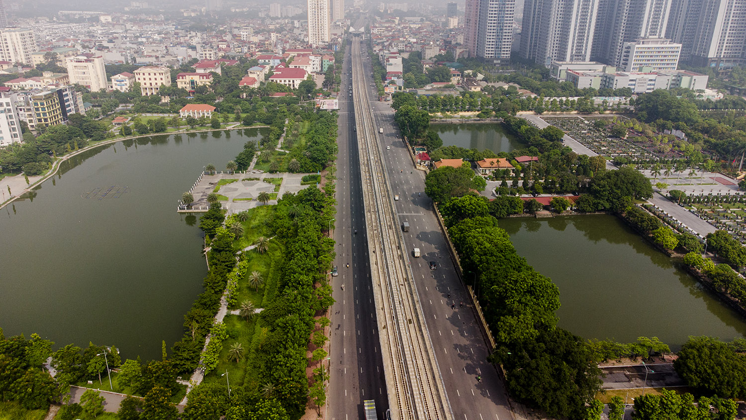 Nhìn từ trên cao đường phố Hà Nội trong buổi sáng ngày thứ 8 giãn cách xã hội - 19