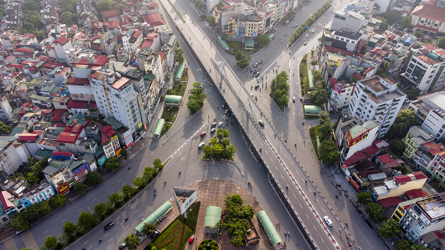 Nhìn từ trên cao đường phố Hà Nội trong buổi sáng ngày thứ 8 giãn cách xã hội - 5