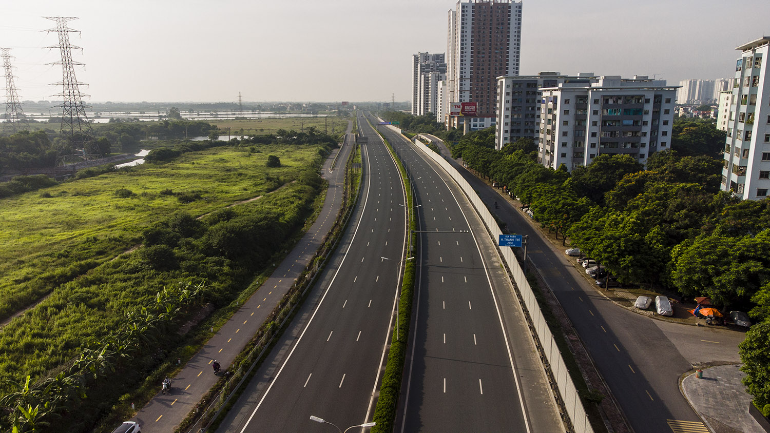 Nhìn từ trên cao đường phố Hà Nội trong buổi sáng ngày thứ 8 giãn cách xã hội - 6