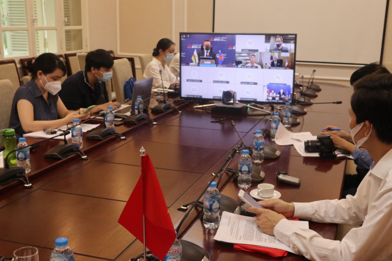 Các đại biểu tham dự hội nghị trực tuyến tại đầu cầu Việt Nam.