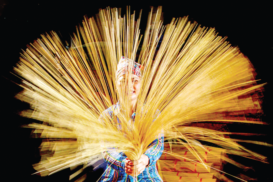 Nghề tăm hương. Ảnh: Nguyễn Văn Năm