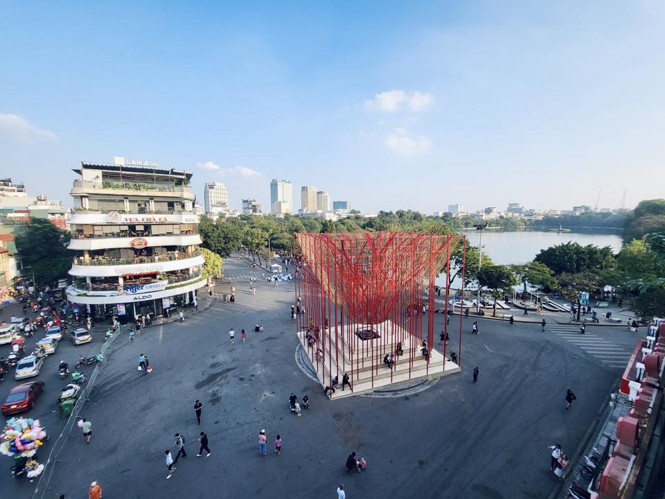 Cổng s&aacute;ng tạo tại trung t&acirc;m Quảng trường Đ&ocirc;ng Kinh Nghĩa Thục - c&ocirc;ng tr&igrave;nh mang t&iacute;nh biểu tượng của Lễ hội Thiết kế s&aacute;ng tạo H&agrave; Nội 2022&nbsp;