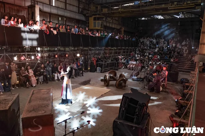  Các tiết mục Chèo tại “Đường Trường” sẽ gợi nhắc lại ký ức châu thổ trong quá khứ. Bên cạnh đó, những bài Xẩm ra đời trong bối cảnh công nghiệp hiện diện và phát triển tại Việt Nam sẽ kể những câu chuyện của thời hiện đại. 