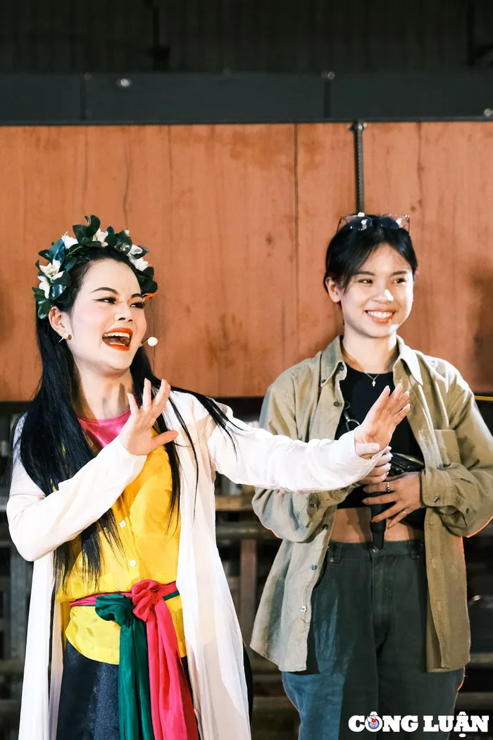  “Đường trường” cũng đồng thời là tên một hệ thống làn điệu cổ trong nghệ thuật Chèo. Chừng nào, sức sáng tạo của chúng ta chưa đi đến điểm tận cùng của con đường này, những di sản sẽ vẫn còn được tiếp nối, chúng sẽ lại tiếp tục chuyên chở những giá trị muôn thuở của cuộc sống, bất chấp biến thiên. 