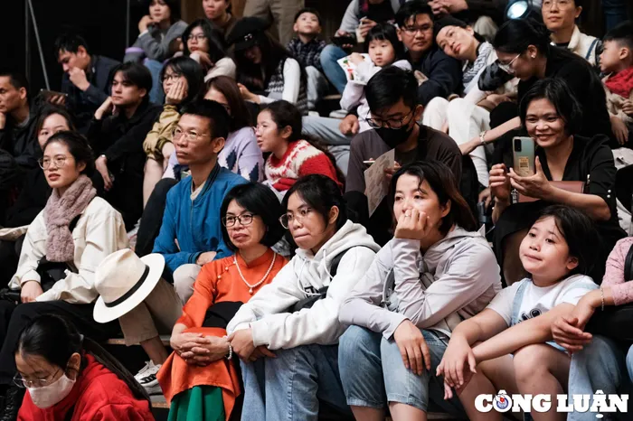  Số đông các bạn trẻ Hà Nội tới tham gia, hưởng ứng chương trình nghệ thuật truyền thống kết hợp với đương đại 'Đường trường' tại Nhà máy ga xe lửa Gia Lâm. 