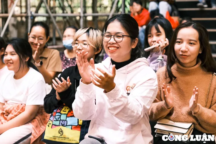  Bên cạnh việc thưởng thức nghệ thuật, người tham gia cũng được các nghệ sĩ hướng dẫn trải nghiệm với âm nhạc, nhạc cụ, làn điệu, thao tác biểu diễn,… 