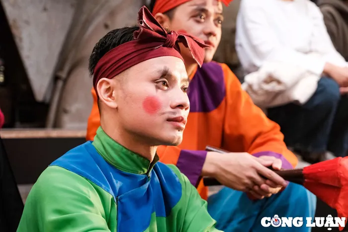  Một nghệ sĩ nam hóa trang cho tiết mục nghệ thuật trước giờ biểu diễn. 