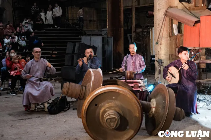  Ban tổ chức cho biết, tên gọi “Đường trường” của buổi diễn gợi nhắc một hành trình bảo lưu, sáng tạo văn hóa vừa gian truân mà cũng vừa tự hào của ông cha ta. Trong văn chương cổ, “Đường trường” thường nhắc tới con đường dài và xa xôi, ẩn dụ cho nỗi vất vả nhưng đôi khi cũng ngầm thể hiện sự trì chí và bền bỉ của con người. 