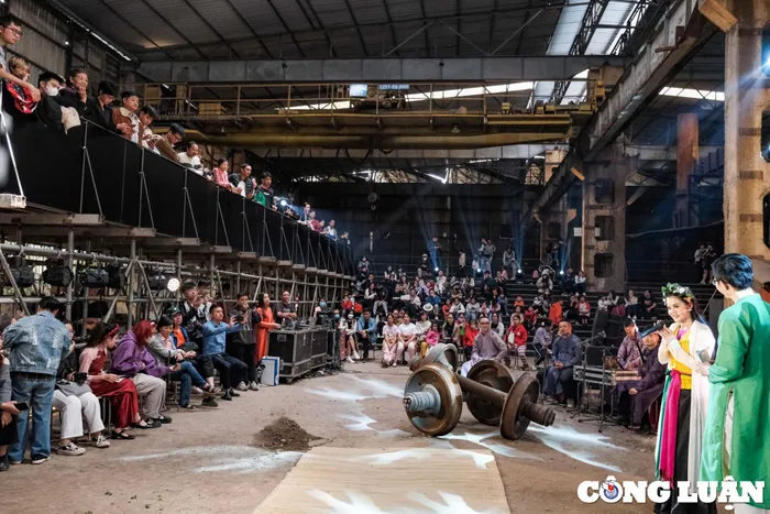  Chèo và Xẩm là hai loại hình diễn xướng Bắc Bộ có lịch sử lâu đời, bởi vậy đã chứng kiến, thu nhận và góp phần làm nên những đặc trưng văn hóa của vùng Châu thổ sông Hồng. Hai loại hình vừa có những nét chung và riêng đan quyện cùng nhau. 