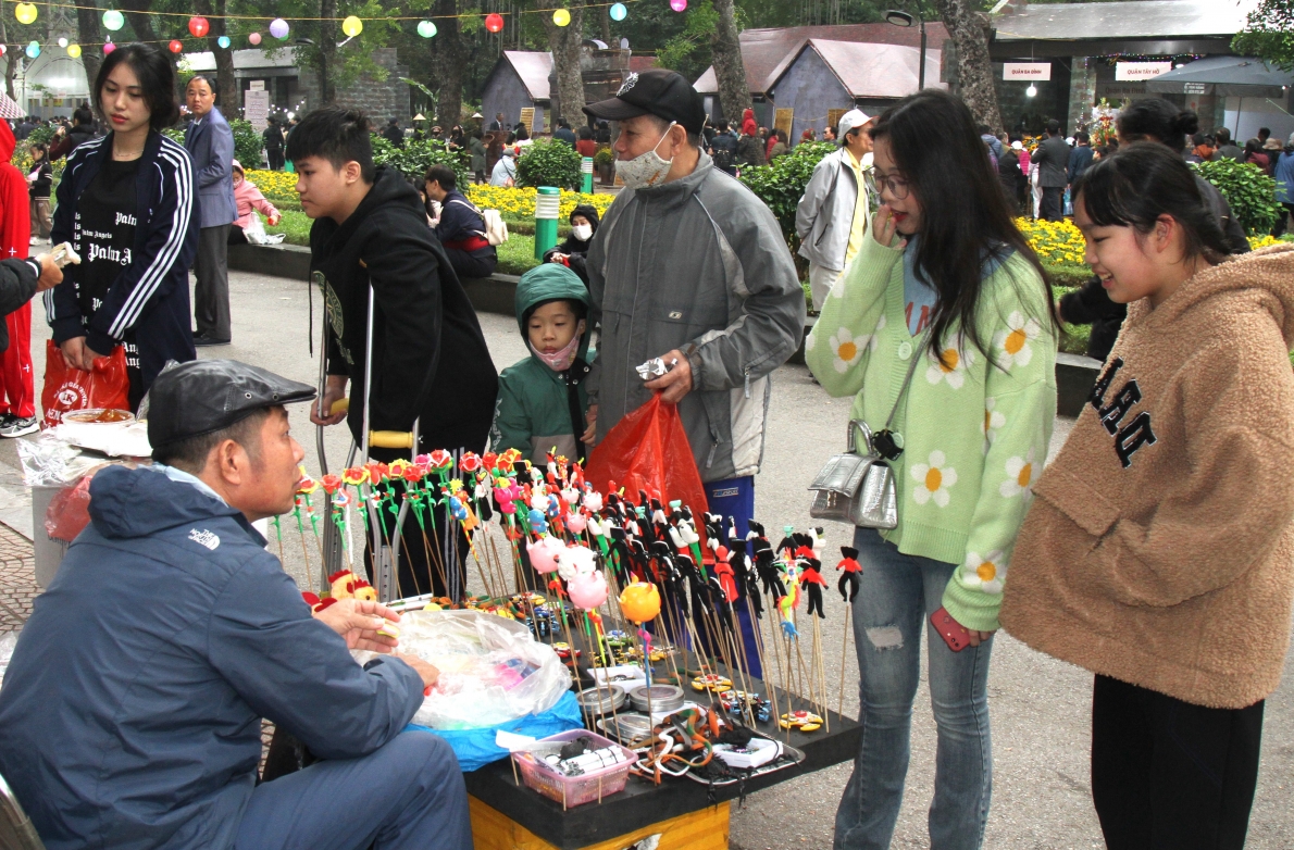 Các em nhỏ hào hứng với sản phẩm tò he Các em nhỏ hào hứng với sản phẩm tò he