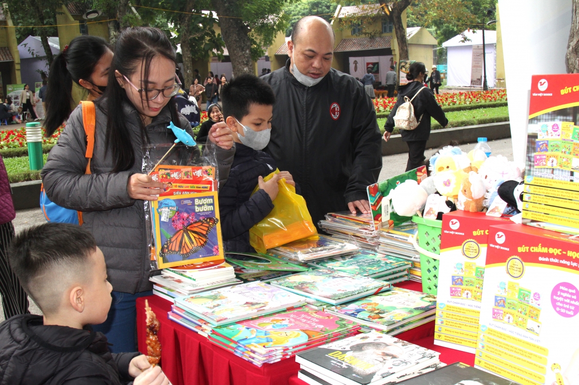 Các em nhỏ hào hứng lựa chọn những cuốn sách mình yêu thích Các em nhỏ hào hứng lựa chọn những cuốn sách mình yêu thích