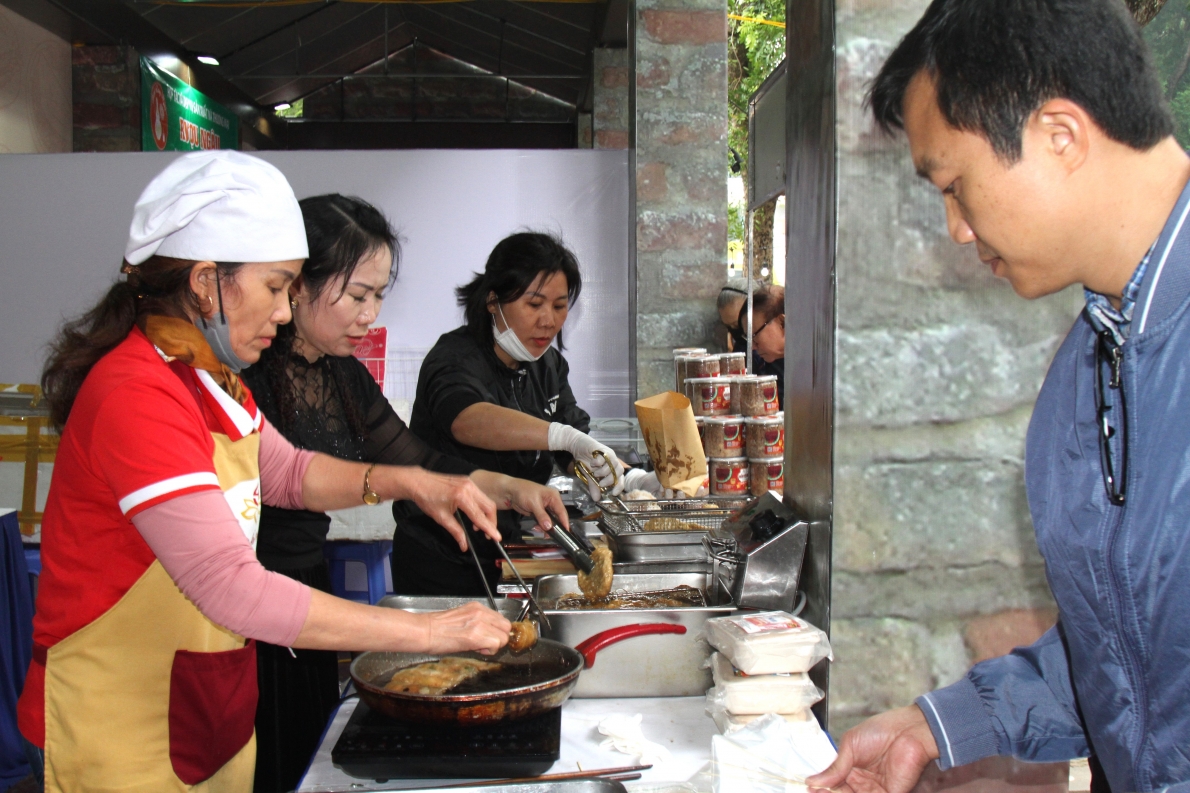 Nghệ nhân và đầu bếp tác nghiệm món ăn tại chỗ Nghệ nhân và đầu bếp tác nghiệm món ăn tại chỗ