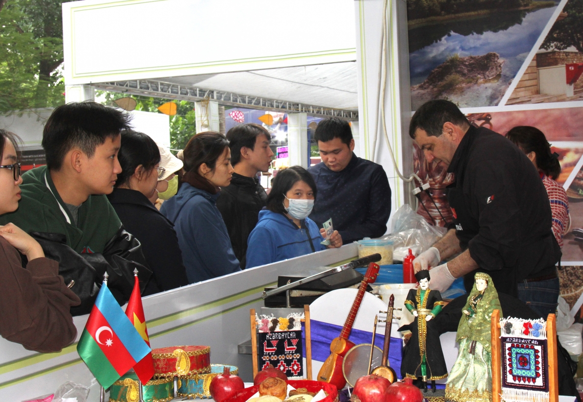 Quầy bánh mì của nghệ nhân Azecbaijan đông khách suốt 3 ngày diễn ra Lễ hội Quầy bánh mì của nghệ nhân Azecbaijan đông khách suốt 3 ngày diễn ra Lễ hội