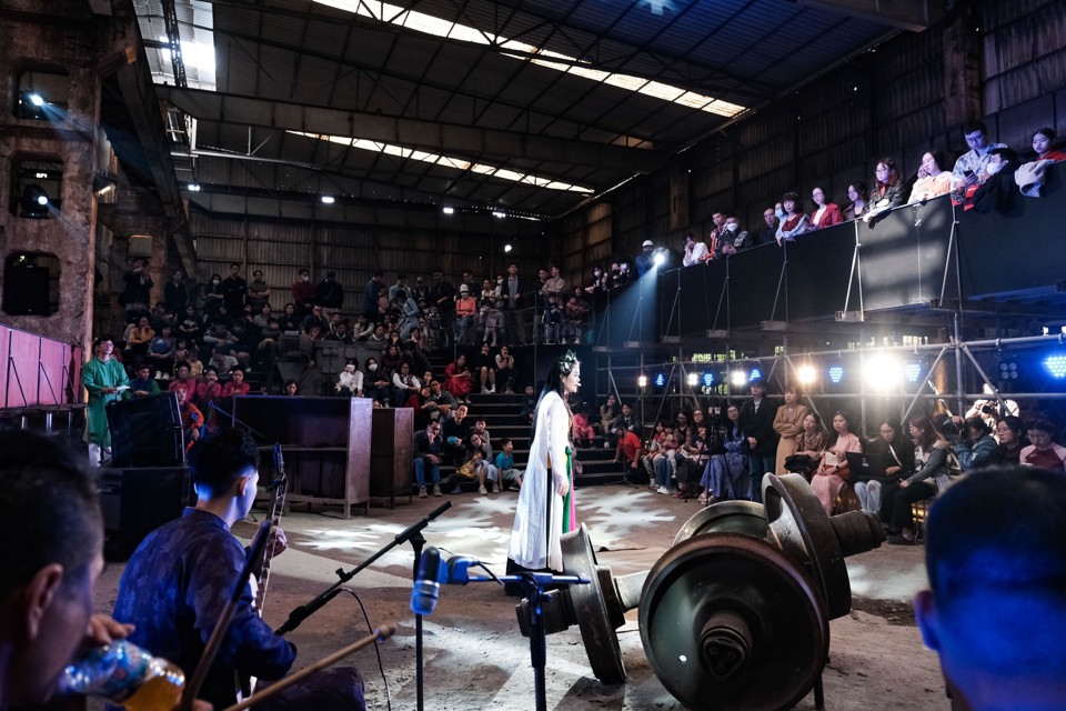 Kh&ocirc;ng gian s&aacute;ng tạo được phục dựng từ Nh&agrave; m&aacute;y Xe lửa Gia L&acirc;m. Ảnh: C&ocirc;ng H&ugrave;ng