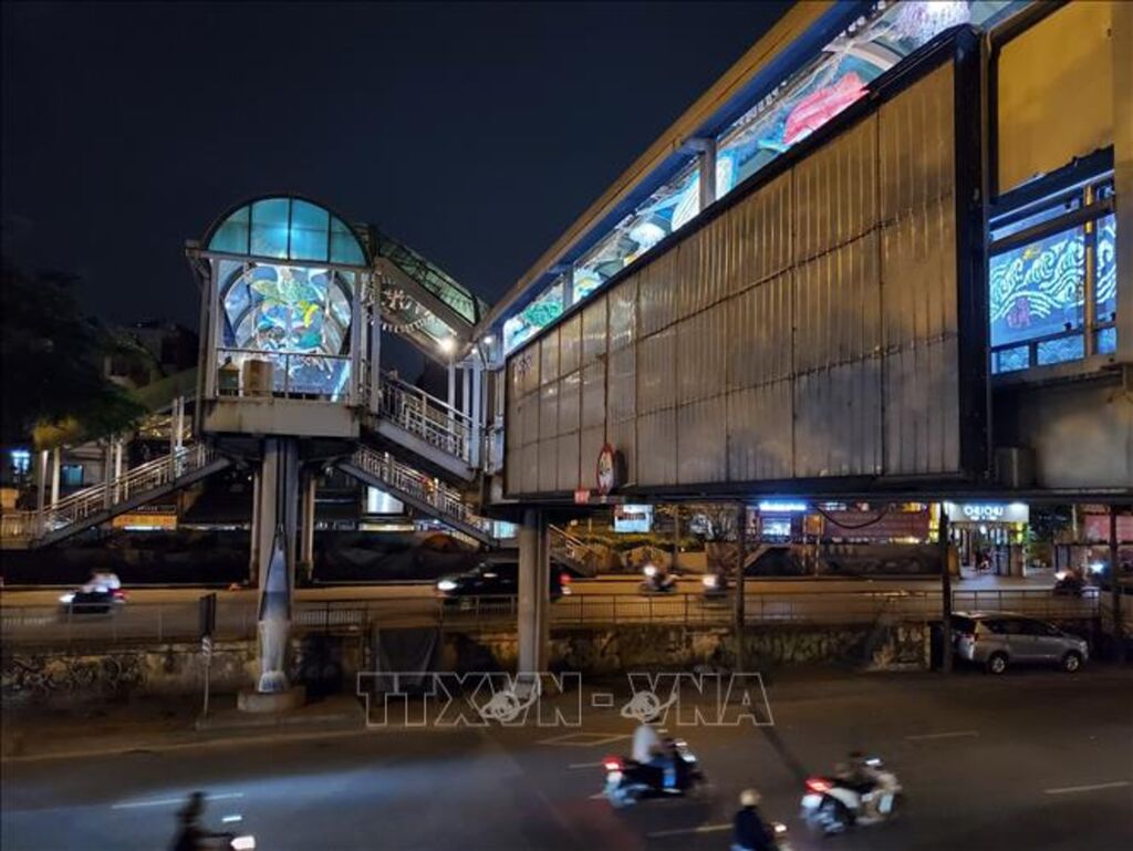 Hanoi: Tran Nhat Duat pedestrian bridge becomes a public art space ...