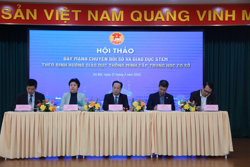 Giám đốc Sở GD&ĐT Hà Nội Trần Thế Cương (giữa) điều hành phần thảo luận. Giám đốc Sở GD&ĐT Hà Nội Trần Thế Cương (giữa) điều hành phần thảo luận.